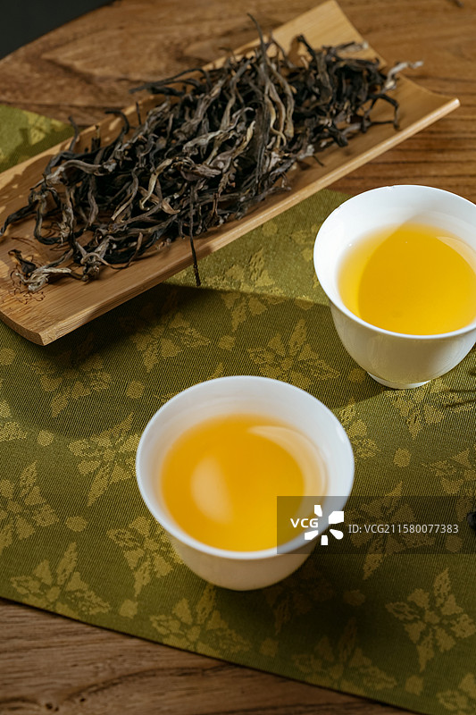 室内拍摄的普洱茶生茶图片素材