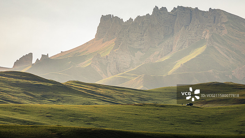 天山石林下的坦克300图片素材