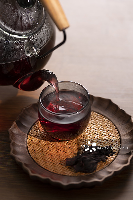 中国茶道：倒洛神花茶图片素材