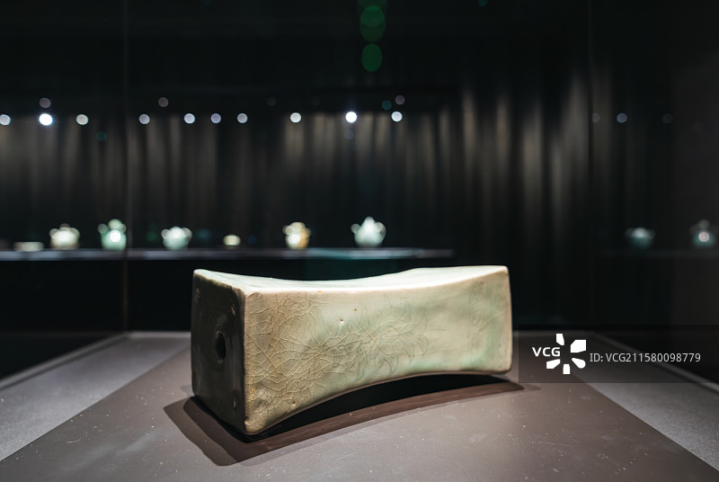 韩国首尔特别市，龙山区，国立中央博物馆，雕塑·工艺馆，青瓷室，青瓷刻莲花纹枕，高丽王朝，12世纪图片素材
