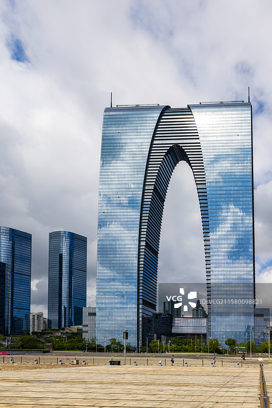 长三角地区苏州市工业园区金鸡湖畔城市地标建筑东方之门风光图片素材