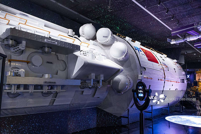 博物馆里的宇宙飞船模型图片素材