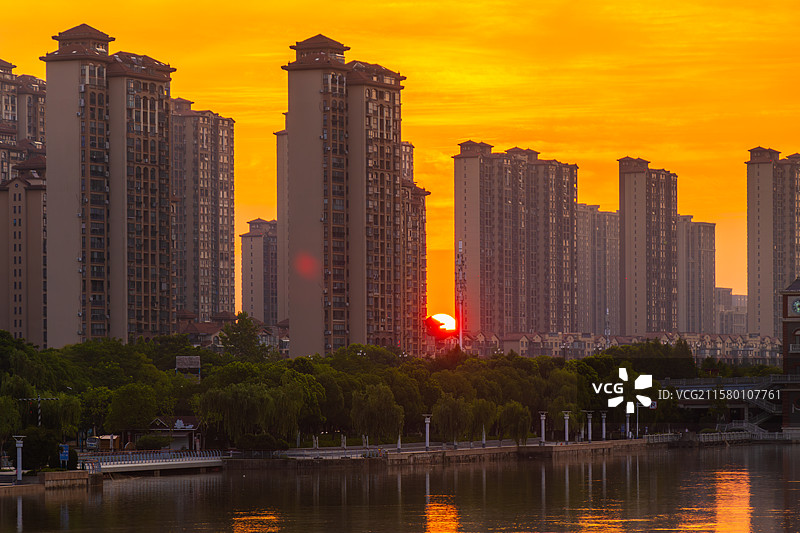日出-通吕运河城市风光图片素材
