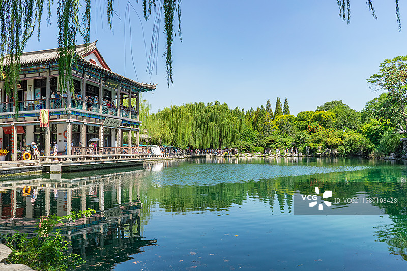 中国5A级旅游景区拍摄主题，山东济南五龙潭公园园林，龙潭观鱼宫殿和池塘风光，户外白昼无人图像摄影图片素材