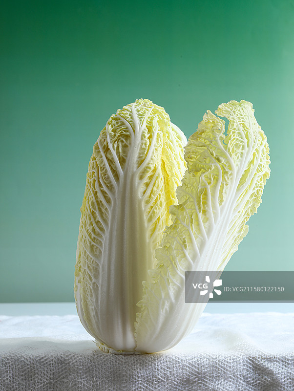 桌面上摆放着一颗新鲜蔬菜青菜白菜娃娃菜图片素材