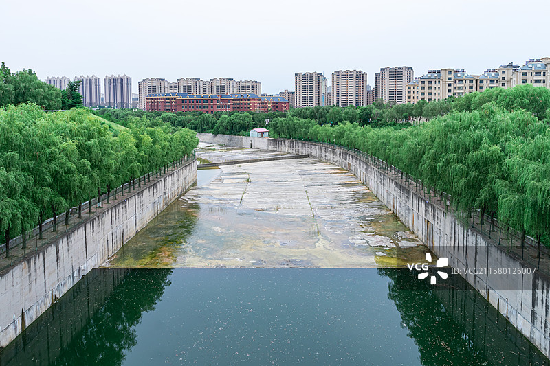 中国非都市风光拍摄主题，山东泰安岱岳区天平湖公园堤坝，宁静的护城河和两侧的垂柳，户外白昼无人图像摄影图片素材