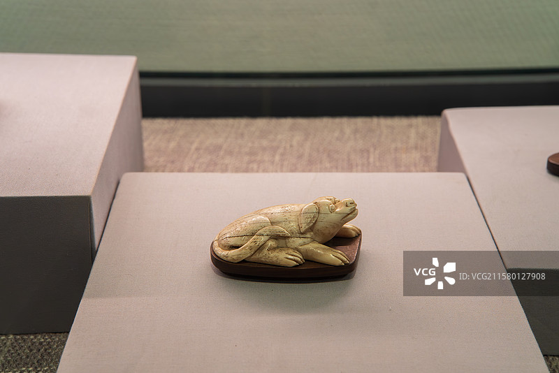 玉雕青蛙静置于展台之上图片素材