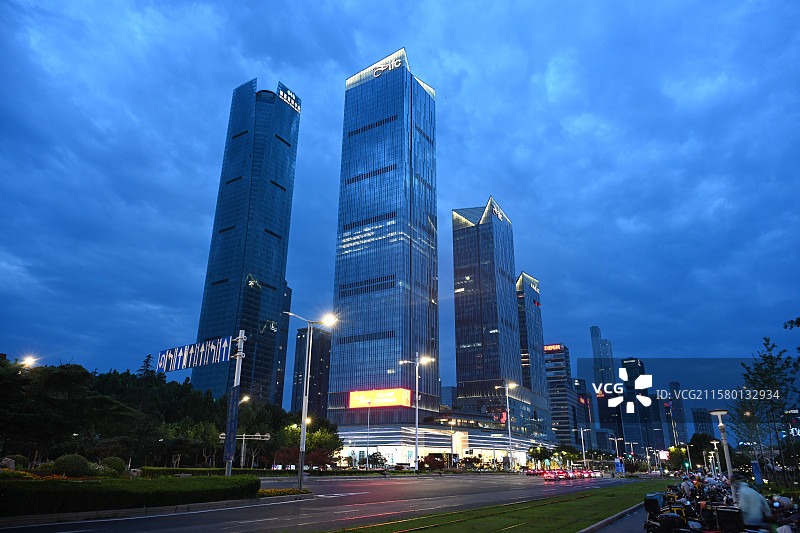 蓝调下：河西CBD摩天大楼群，河西新城，南京金融中心，商务区，南京城市天际线图片素材