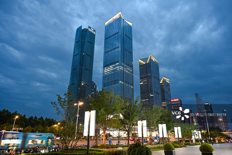 蓝调下：河西CBD摩天大楼群，河西新城，南京金融中心，商务区，南京城市天际线图片素材