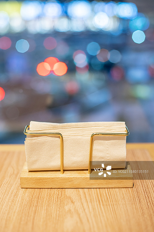 中国生活用品拍摄主题，餐桌柜上的抽纸盒子和卫生纸面巾纸纸巾，室内无人图像摄影图片素材