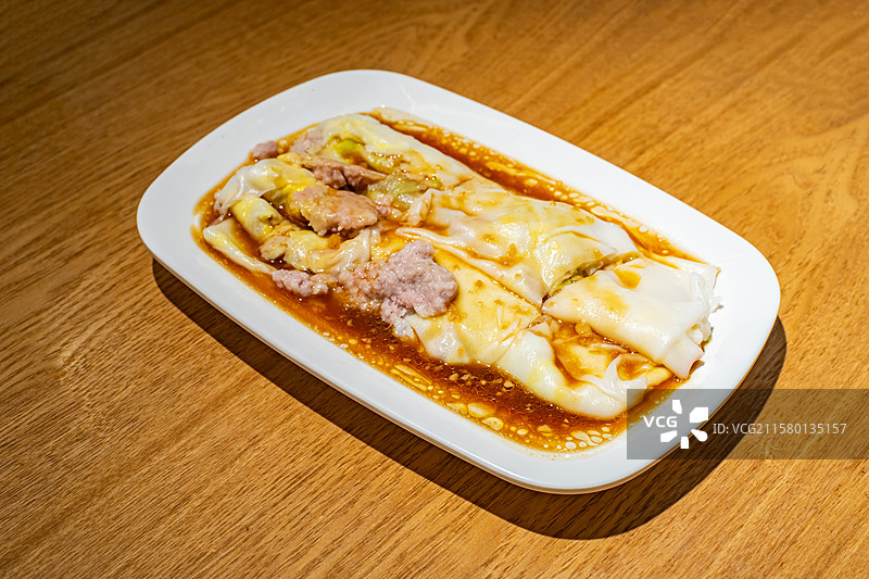 中国餐饮行业饮食产业，传统经典中国食品，一盘子广东特色美食肠粉，室内无人图像图片素材