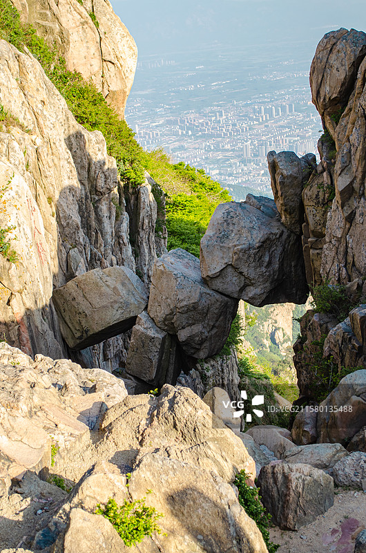 中国非都市风光拍摄主题，山东省泰安市国内著名景点泰山风景区，玉皇顶上仙人桥，户外白昼无人图像摄影图片素材