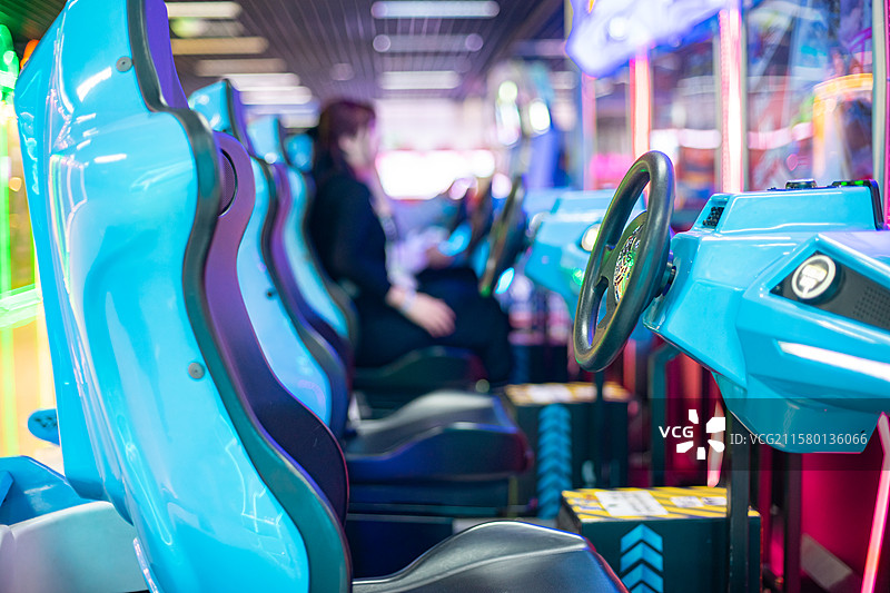 中国休闲活动拍摄主题，商场电玩城里的大型游戏机赛车休闲娱乐运动设备用品，室内无人图像摄影图片素材