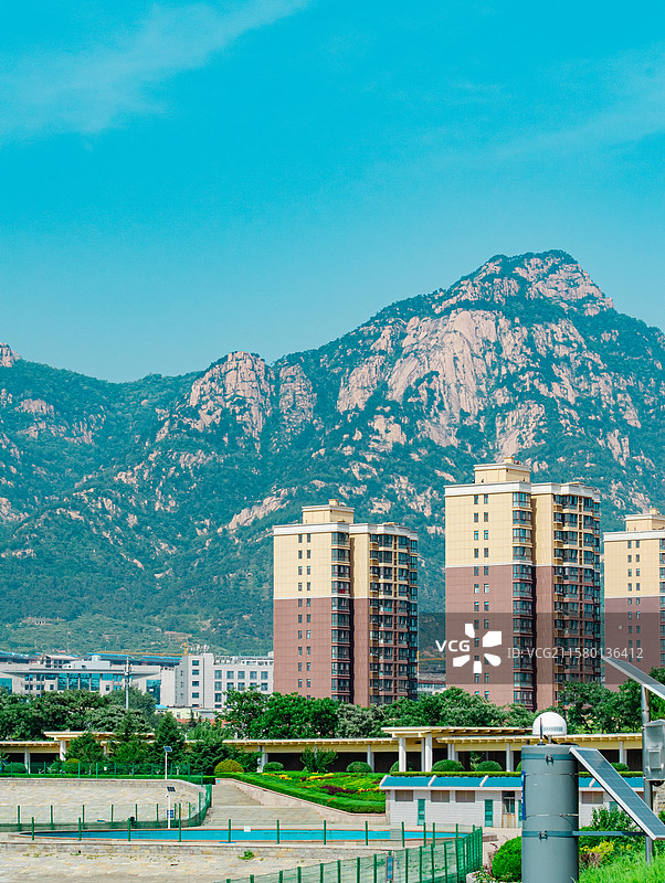 中国非都市风光拍摄主题，山东泰安泰山西湖天平湖景区，广阔的湖面和山景房居住区，户外白昼无人图像摄影图片素材
