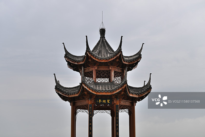 观景亭，望湖亭，阴雨天、清晨的太湖望湖亭，江苏无锡图片素材