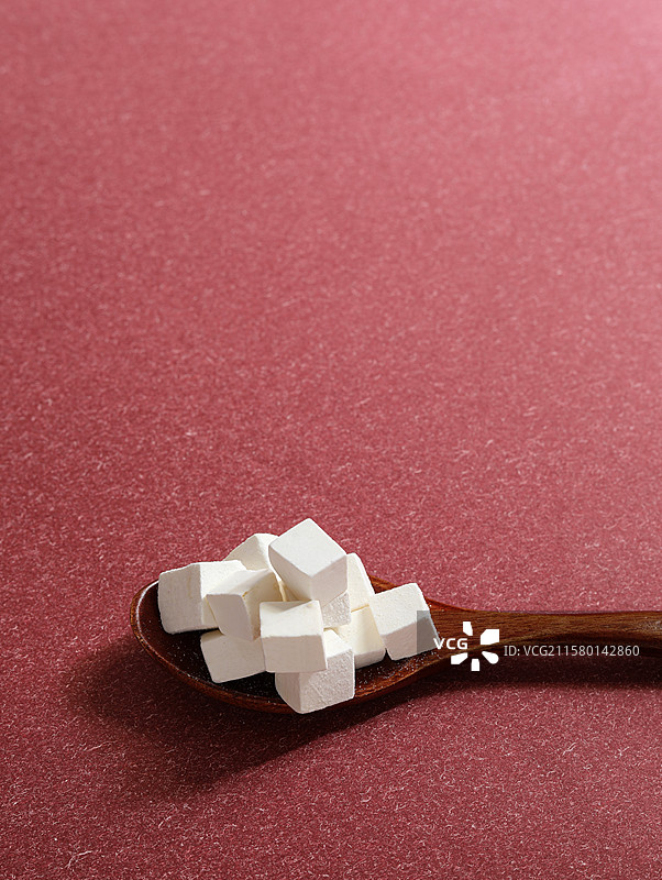 桌面上摆放着的中国传统中医中药材白茯苓图片素材