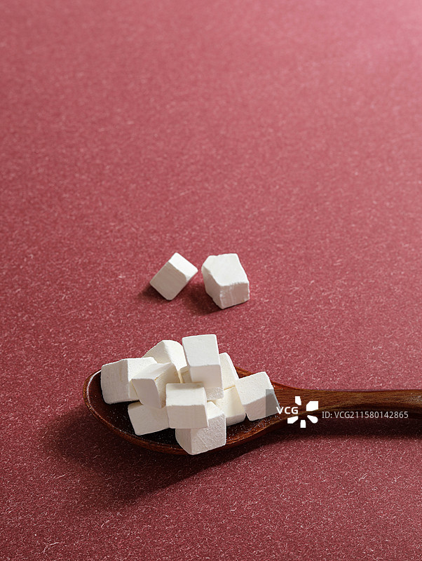 桌面上摆放着的中国传统中医中药材白茯苓图片素材