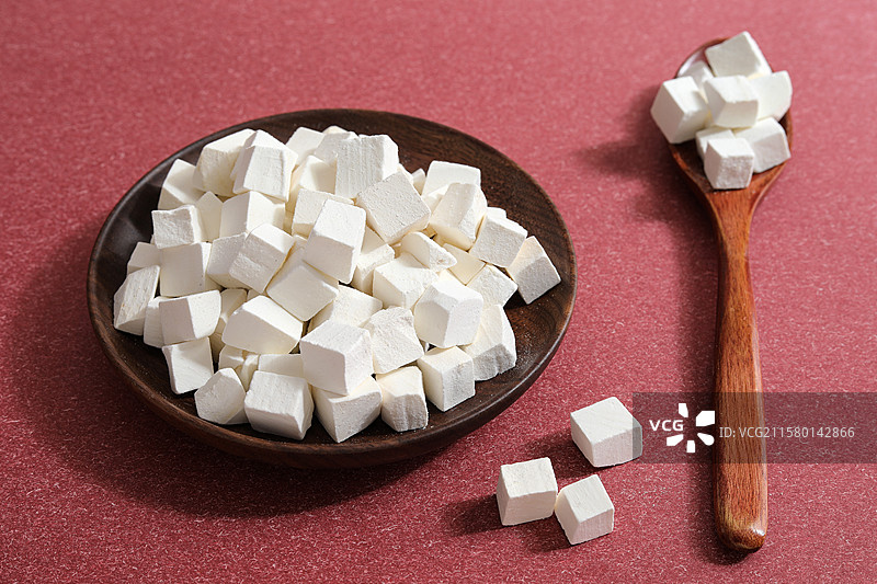 桌面上摆放着的中国传统中医中药材白茯苓图片素材