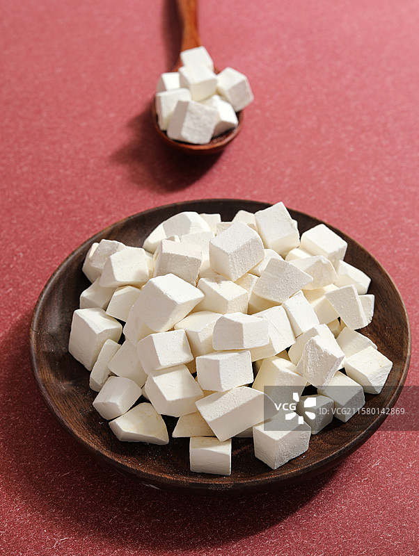 桌面上摆放着的中国传统中医中药材白茯苓图片素材