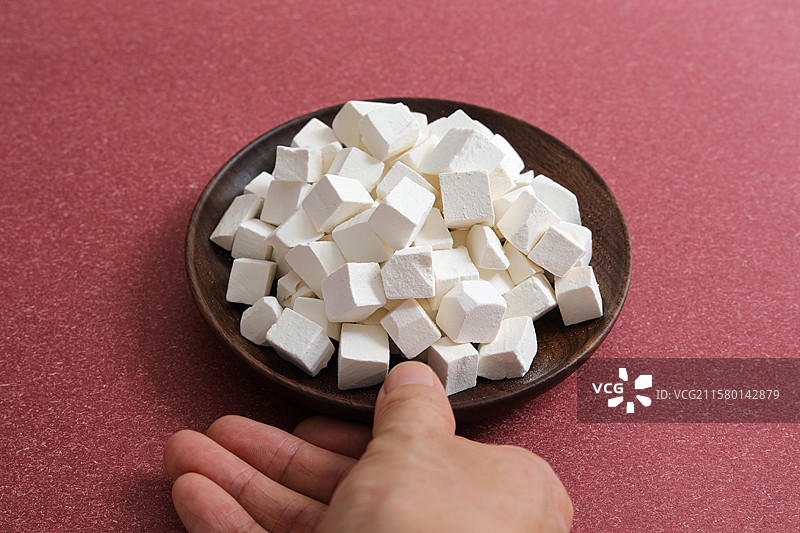 桌面上摆放着的中国传统中医中药材白茯苓图片素材