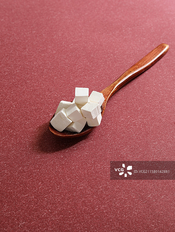 桌面上摆放着的中国传统中医中药材白茯苓图片素材