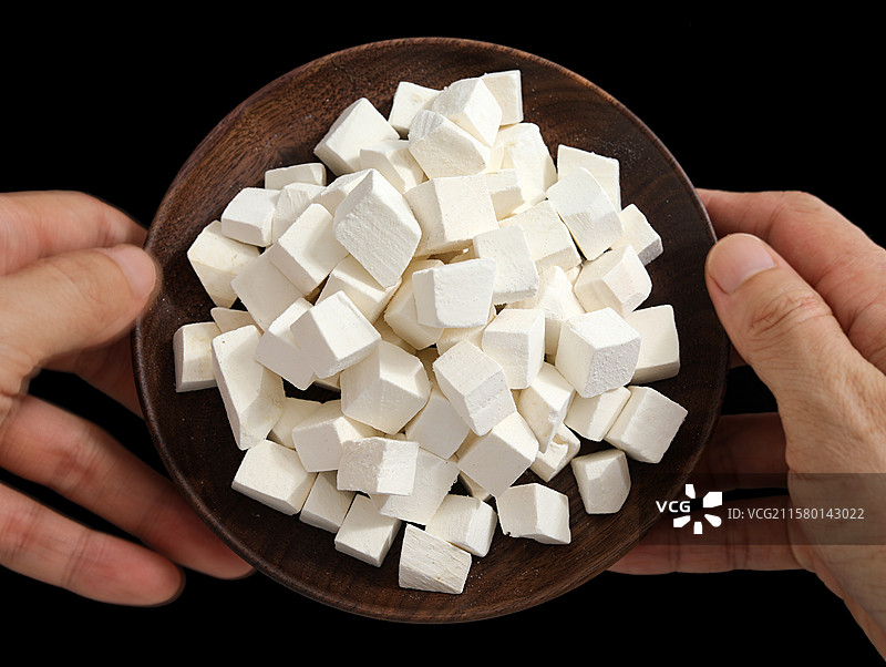 黑色背景上的一盘中国中医中药材白茯苓的特写图片素材