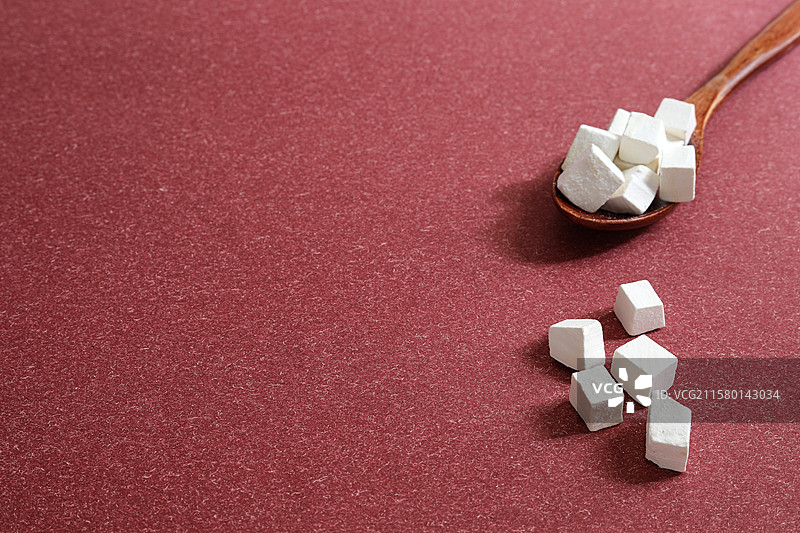 桌面上摆放着的中国传统中医中药材白茯苓图片素材