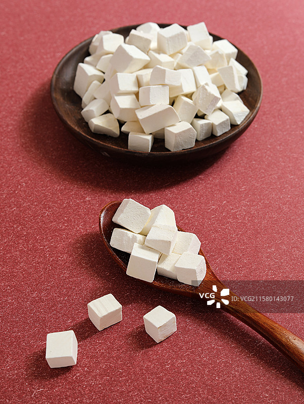 桌面上摆放着的中国传统中医中药材白茯苓图片素材