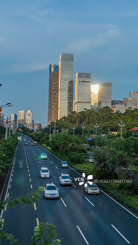 夏天南宁五象新区建筑景观，五象大道车流图片素材