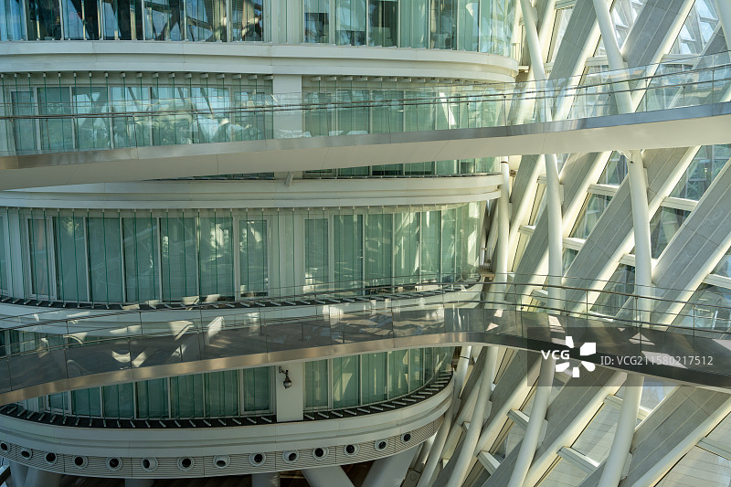 北京凤凰中心内部螺旋步道与钢结构光影图片素材