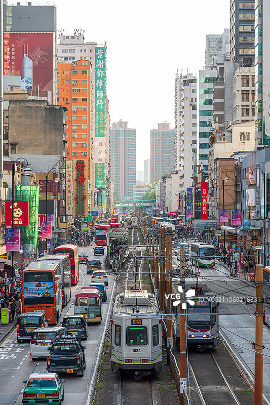 香港元朗大马路繁华景观，行驶中的轻铁列车图片素材
