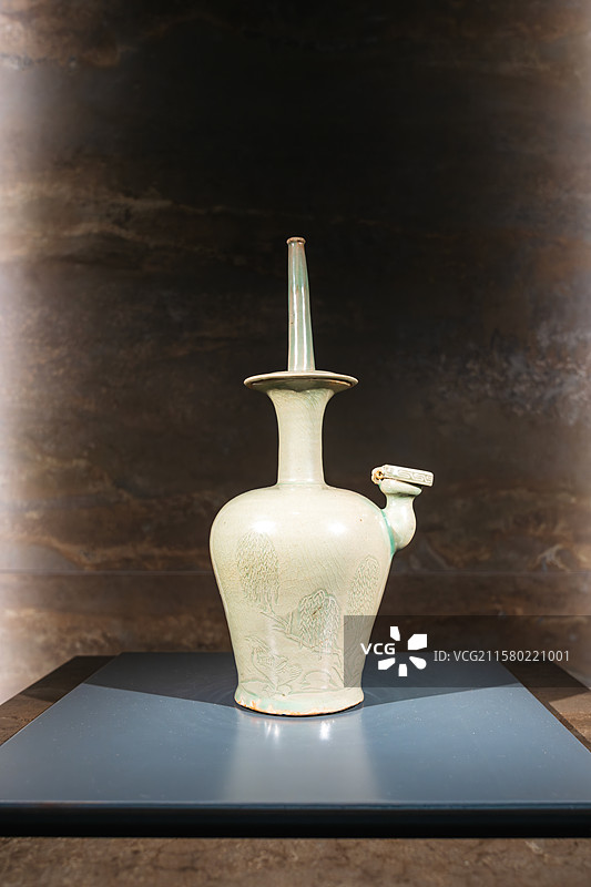 韩国首尔特别市，国立中央博物馆，雕塑·工艺馆，青瓷室，青瓷阳刻蒲柳水禽纹净瓶，雕花青瓷，仪式用壶图片素材