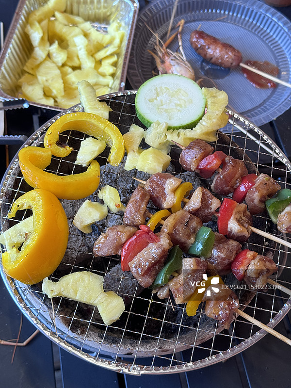 小炭烧烧烤炉肉串 青椒肉串 小瓜 菠萝 清新烧烤方式 精致感烧烤图片素材