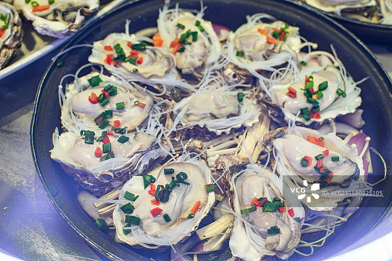 中国餐饮行业饮食产业，传统经典中国食品，美食拍摄主题，一盘子烧烤生蚝特写，室内无人图像图片素材