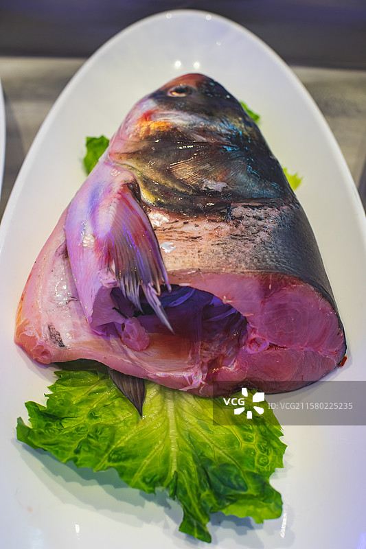 中国餐饮行业饮食产业，传统经典中国食品，美食拍摄主题，一盘子剁椒鱼头特写，室内无人图像摄影图片素材