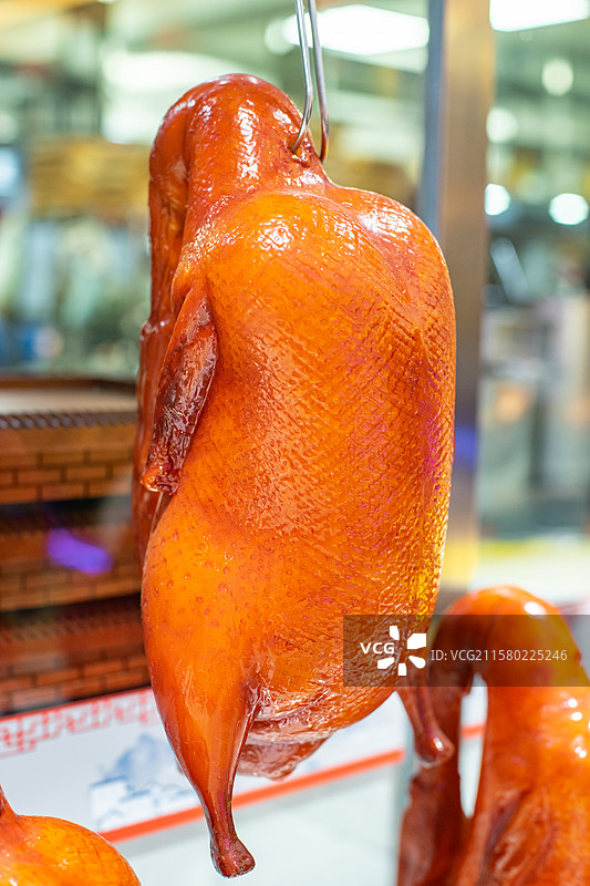 中国餐饮行业饮食产业，传统经典中国食品，北京吊炉烤鸭和一个竹子笼屉，室内无人图像摄影图片素材