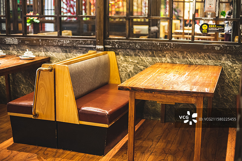 中国餐饮餐厅饭店饭馆行业，空的餐桌拍摄主题，中国传统木制圆桌上的透明玻璃和餐具，室内无人图像摄影图片素材