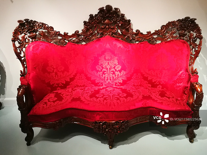 纽约大都会博物馆维多利亚时期桃花心木雕花沙发图片素材