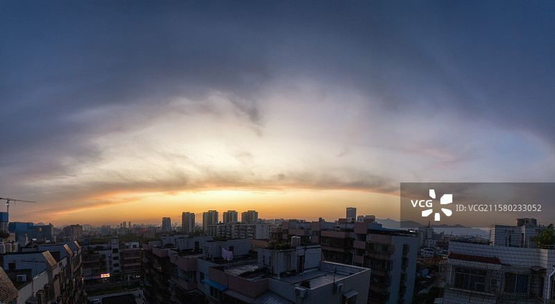 日落时城市建筑物的高角度观察图片素材