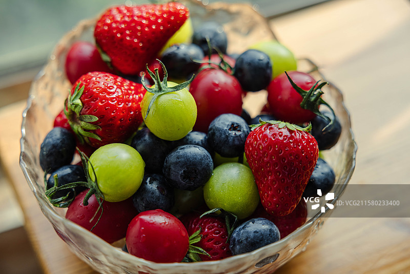 透明碗鲜果：多彩水果的清新静物组合图片素材