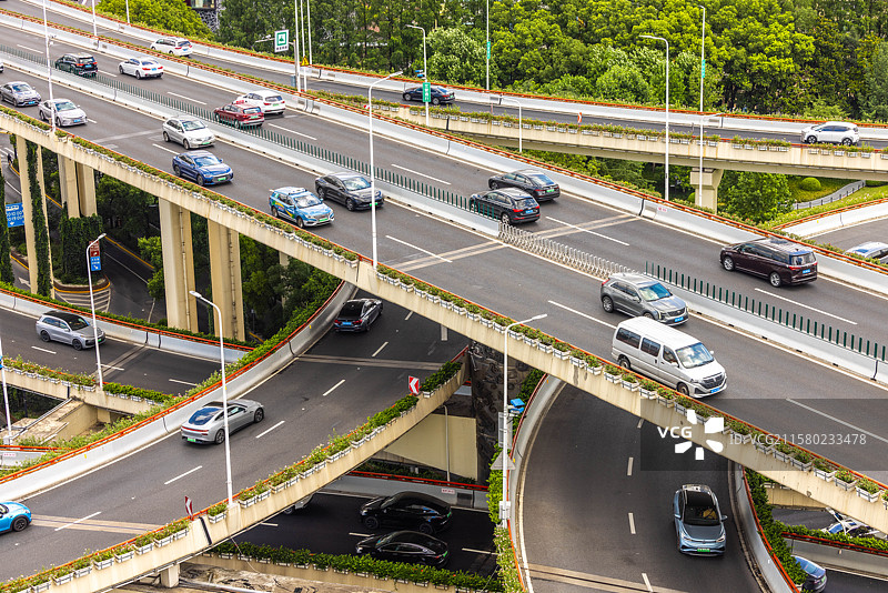 高架车流：车辆与交通标识的动态秩序图片素材
