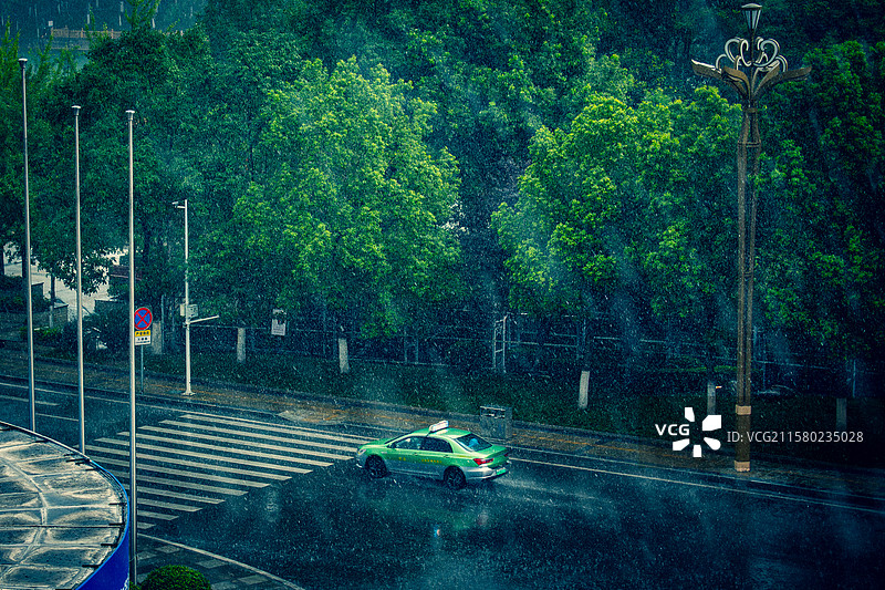 夏季大雨时的出租车图片素材