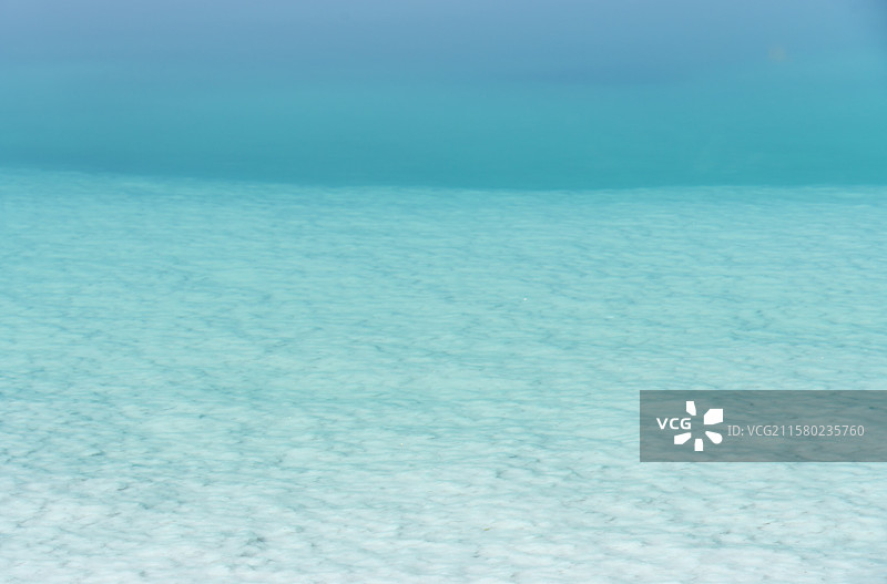 大柴旦翡翠湖天空之境雪山盐湖倒影汽车广告背景图图片素材