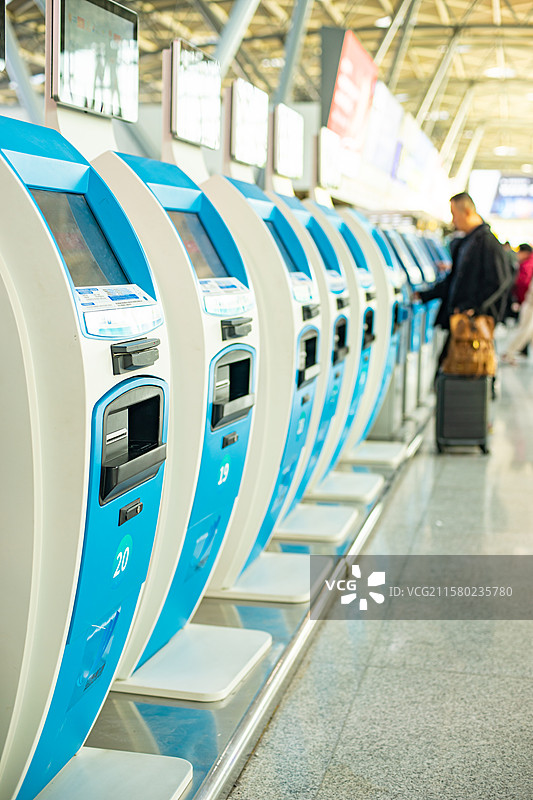 中国航空业拍摄主题，国内国际机场航站楼值机登机大厅候机室自助值机柜台设备，室内人群图像摄影图片素材