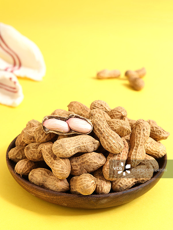桌面上摆放着的带泥土的新鲜丰收农产品坚果花生图片素材