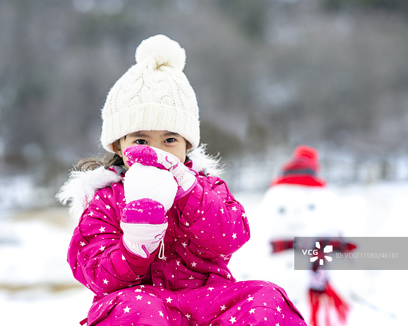 日本小孩在雪中玩耍图片素材