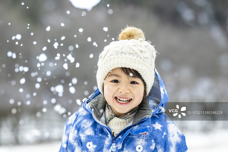 日本小孩在雪中玩耍图片素材