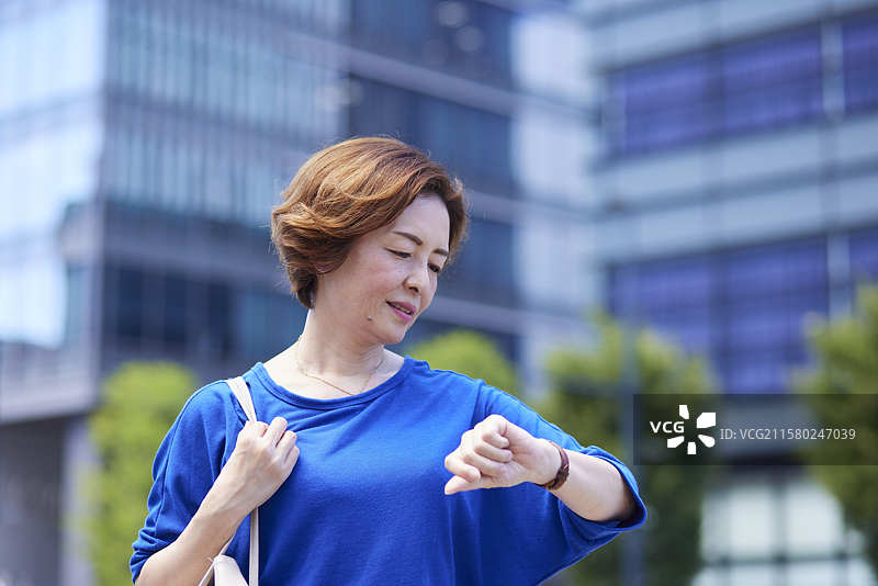 市中心的日本女商人图片素材