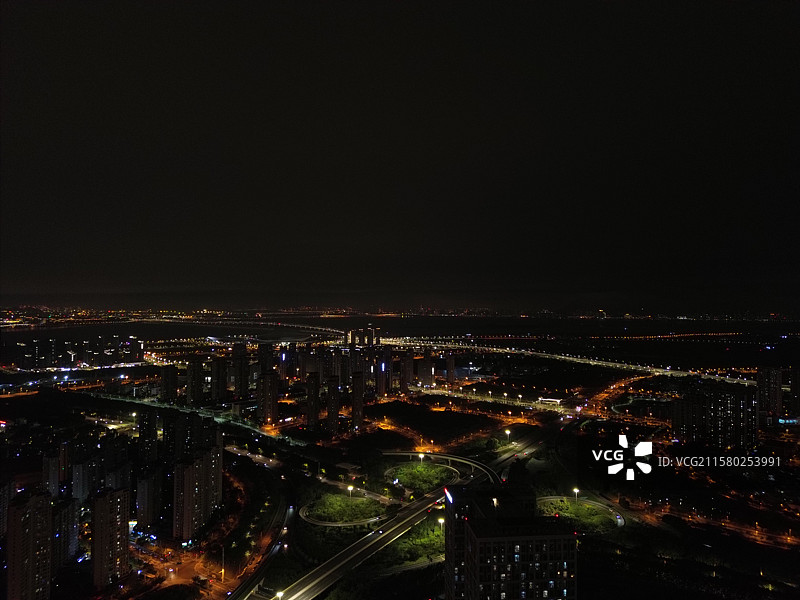 航拍视角记录厦门翔安南部新城日新月异的变化，夜景越来越漂亮嘞图片素材