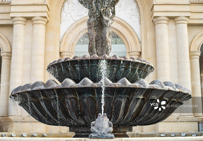 中国城市建设景观设计拍摄主题，喷泉池塘旁边的蟾蜍青蛙喷水吐水雕塑，户外白昼无人图像摄影图片素材